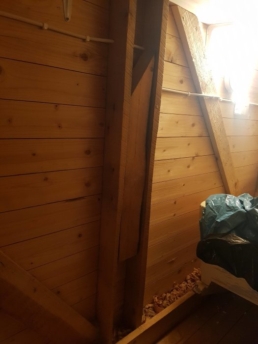 Trätakstolar i vardagsrum, en delvis avlägsnad för att visa bredd och tjocklek.