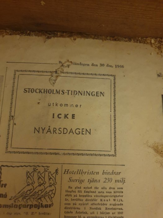 Gamla tidningssidor från 1946 under uppsågat golv.