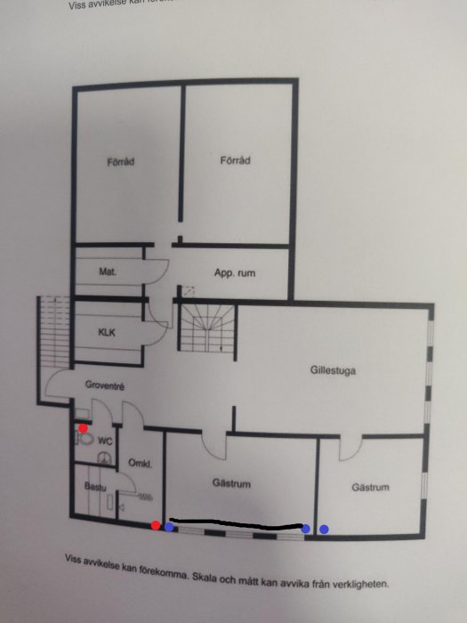 Planritning av källarvåning med markerade frånluftsplatser och potentiella ventilationslösningar.