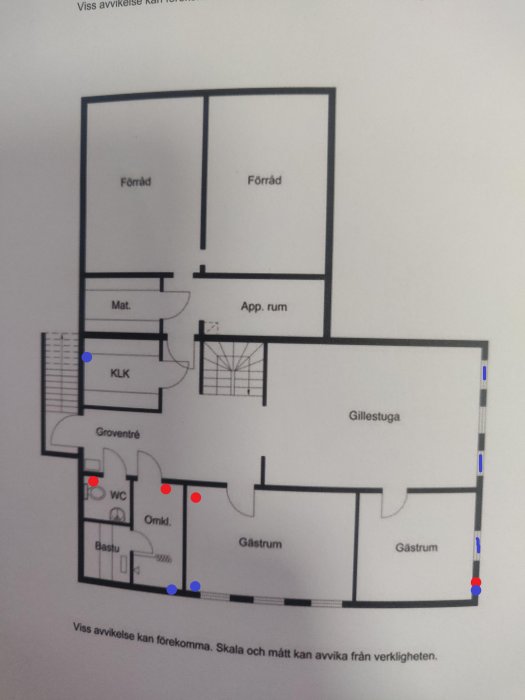 Svartvit planritning av källare med markerade frånlufts- och tilluftsventiler för diskussion om ventilation.