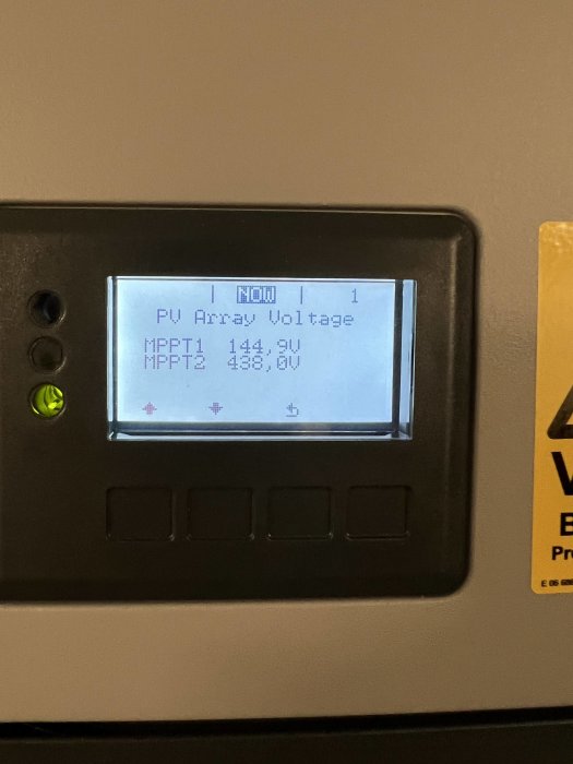 Display på solenergianläggning som visar spänningen på MPPT1 och MPPT2 vid skuggade solpaneler.