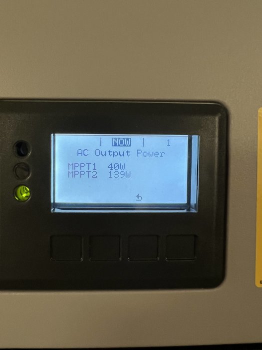 Display på solenergianläggning som visar 41W och 139W för MPPT1 och MPPT2 vid skuggade solpaneler.