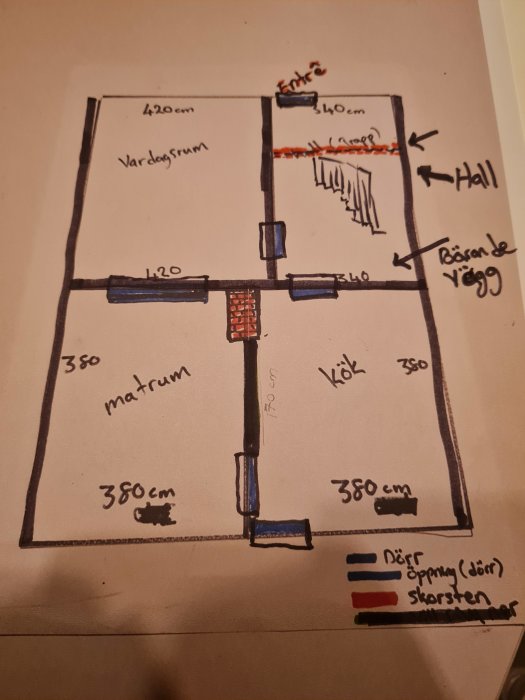 Handritad skiss av en husplan med beteckningar för rum och mått, samt färger för dörrar och trappa.