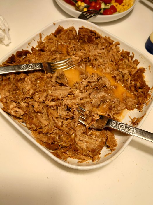 En tallrik med pulled pork från Siljans Chark och en gaffel.