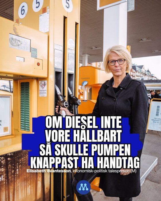 Kvinna vid dieselpump på bensinstation med text om hållbarhet och pumpens handtag.