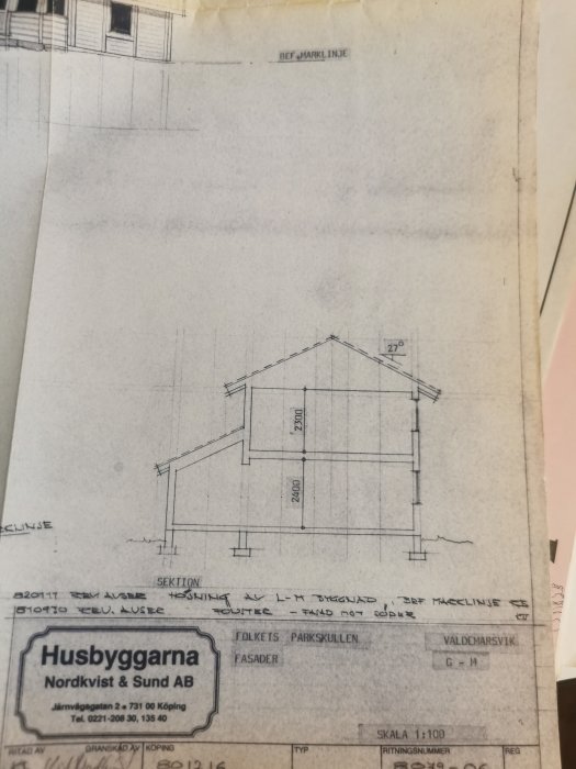 Sektionsritning av ett hus med måttsättning och företagsinformation från Husbyggarna Nordkvist & Sund AB.