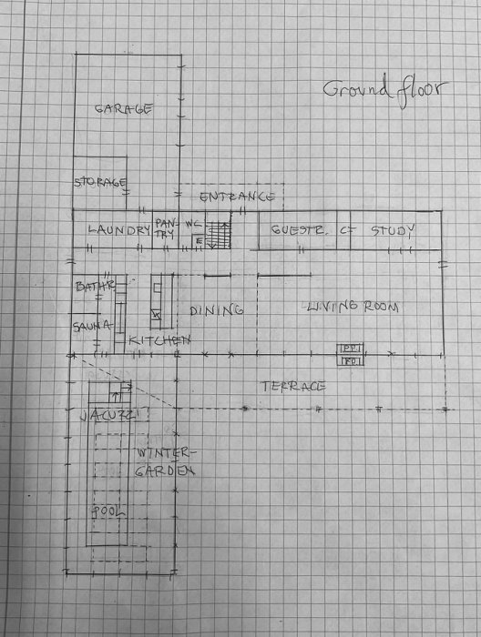 Handritad skiss av bottenvåningen i ett hus med garage, kök, vardagsrum och vinterträdgård.