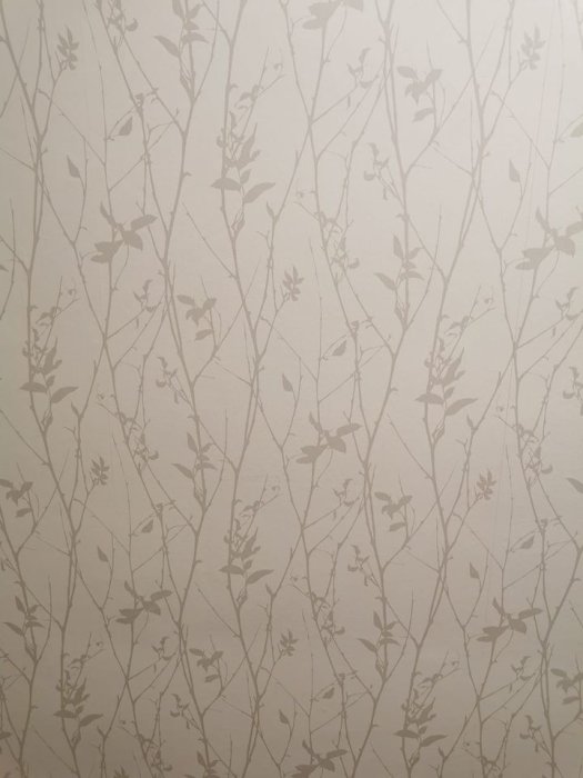 Engblad & Co "Spring Tree" tapet med svartvita trädgrenar och löv på ljus bakgrund, artikel nr 6063.