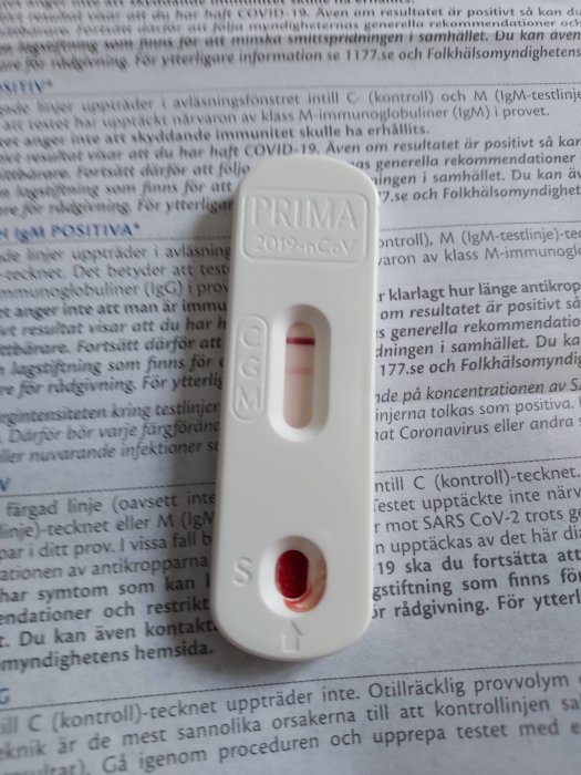 Ett positivt resultat på en snabbtest för COVID-19 mot bakgrund av text om immunologi och pandemi.