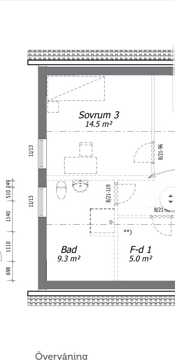 Ritning av övervåning med dimensioner för badrum, sovrum och förvaringsutrymme.