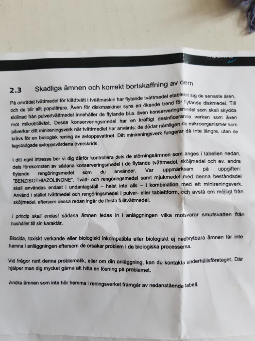 Bilddokument om skadliga ämnen och korrekt bortskaffning relaterat till skötsel av minireningsverk.