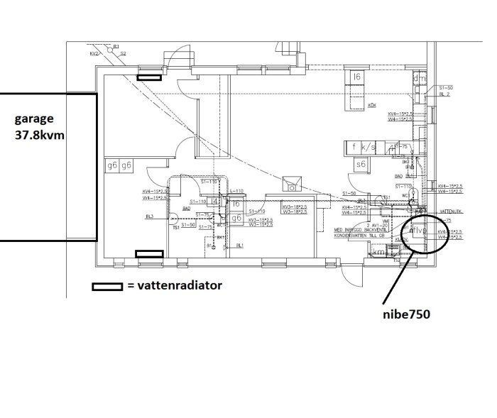 Ritning av ett husplan med markerat garage och värmesystemsposition inklusive Nibe 750.