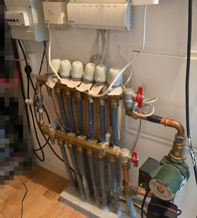 Värmesystems rörkopplingar och ventiler med avtagna ställdon och avstängd styrning.