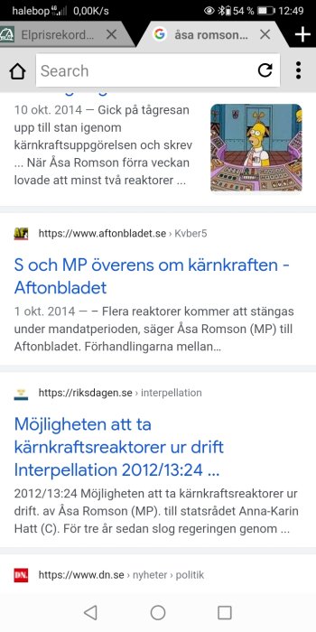 Skärmdump av en mobil webbläsare som visar sökresultat, med en animerad figur omgiven av pengar i en bildruta.