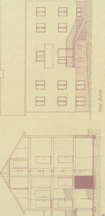 Arkitektonisk ritning av två byggnadsvåningar med trapphus och rumsindelning.