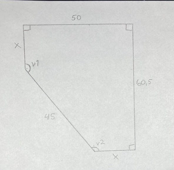 Handritad skiss av ett hörnskafferi med mått och vinklar markerade, inklusive okända sidan x.