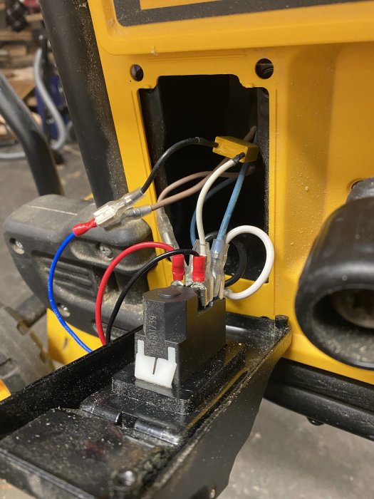 Installerad soft start i DeWalt bordssåg med synliga kablar och elektriska anslutningar.