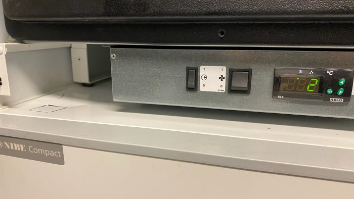 Panel med ventilationskontroller visande siffran 2 på en display.