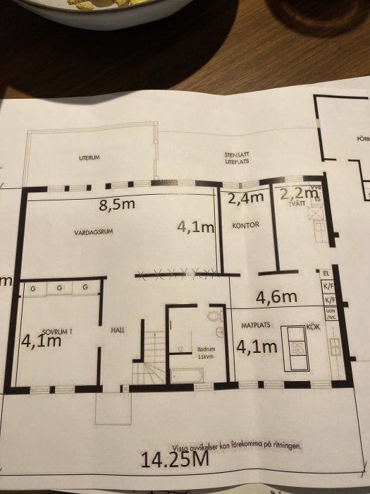 Ritning av ett hus med måttangivelser för rum och öppningar, planerad balkplacering diskuteras.