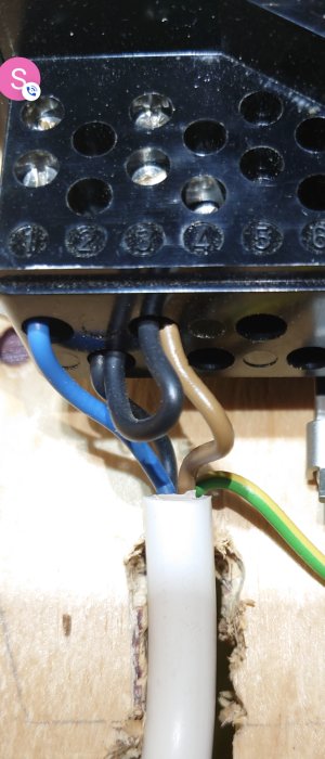 Elkabelinstallation där en svart kabel går mellan plats 2 och 3 i en elektrisk kopplingsdosa.