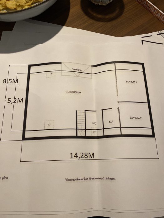 Ritad planlösning av hus med måttangivelser, bland annat en 5 meter lång öppning.