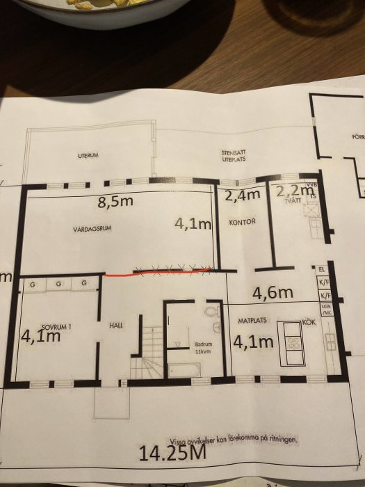 Ritning av ett hus med ett rött sträck markerat för en planerad öppning som är 5 meter lång.