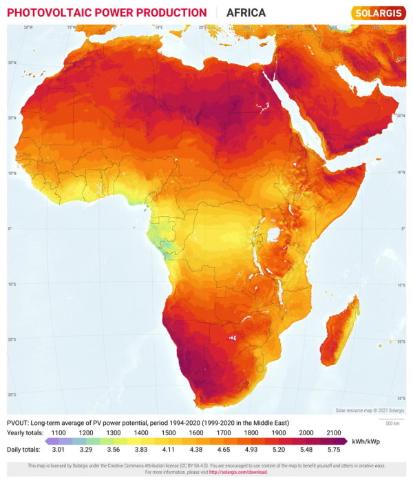Karta över Afrika som visar potentialen för fotovoltaisk kraftproduktion med olika färger för olika energinivåer.