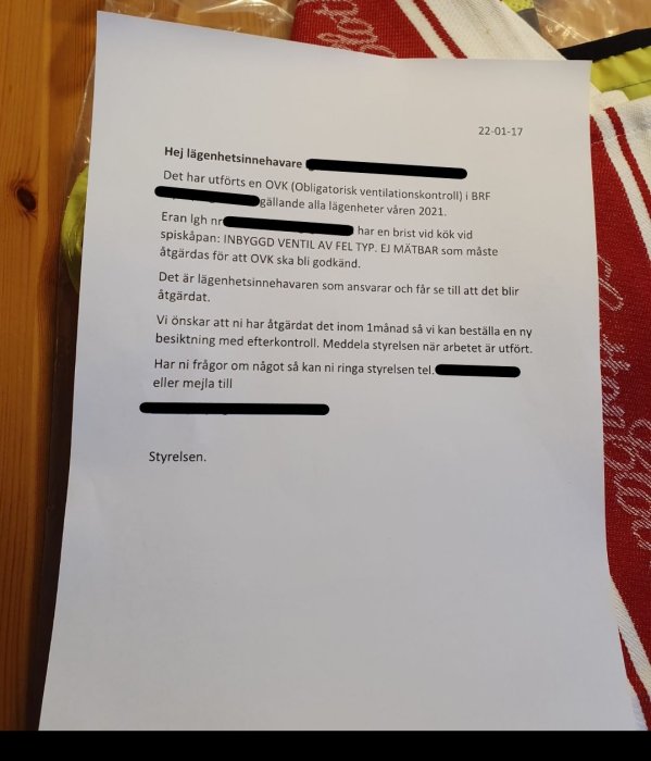 Informationslapp om obligatorisk ventilationskontroll i bostadsrättsförening med markerad text.