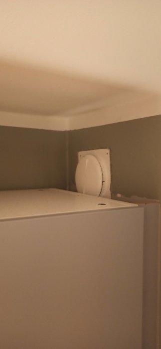 Ventilhål på 120mm ovanför ett skåp där tallriksventilen inte kan skruvas ur helt på grund av utrymmet.