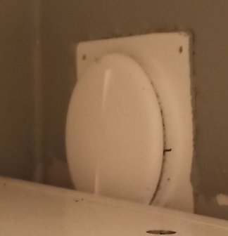 Ventil delvis täckt av ett skåp vilket hindrar mätning av flödet.