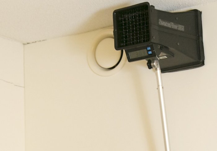 Ventil delvis blockerad av ett elskåp med ett mätinstrument fäst vid ventilen.