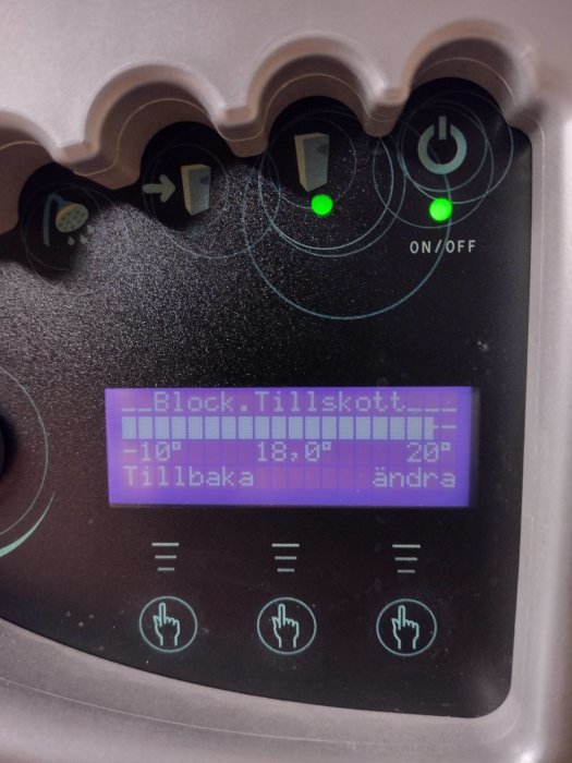 Regopanel med menyval 8.2 visande inställningen 'Block. Tillskott. -10° 18,0°' och tre styrknappar.