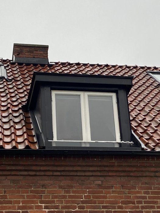 Fönsterkupa på tak med tegelpannor och glasfiberduk för att dämpa kondens.