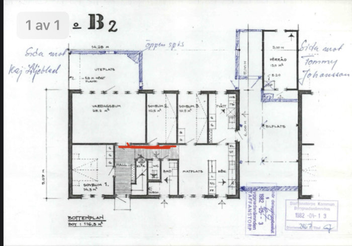 Arkitektritning av en bottenplan för en byggnad med markerade mått och rummen indelade.