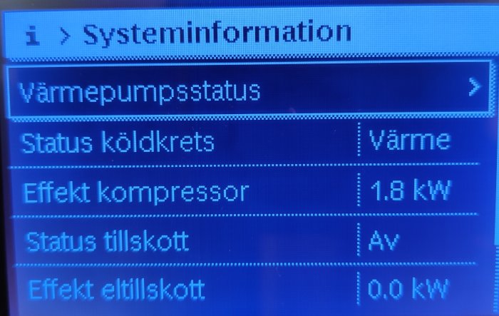 Display med information om värmepumpstatus och effekt från IVT luft/vattensystem.