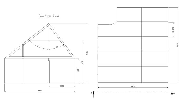 Arkitektonisk ritning av en sektion och planvy av en gårdsbyggnad, med mått och vinklar angivna.