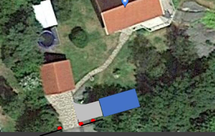 Satellitbild över en tomt med markuppritat förslag på ett blått garage och grå infart.