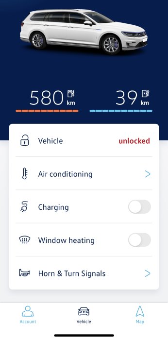 Bild på en bil och en app som visar batteristatus och inställningar för luftkonditionering, laddning och fönsteruppvärmning.