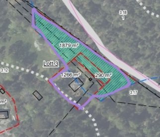 Satellitkarta över fastigheter med markerade tomter och måttangivelser, indikerar planering av markdelning.