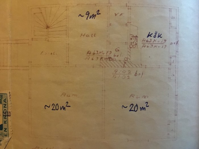 Gammal handritad ritning av källarplan med anteckningar och måttangivelser.