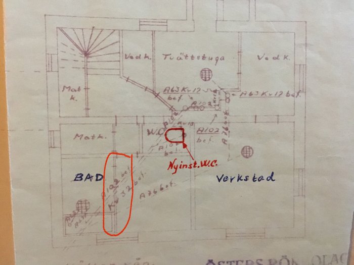 Gammal handritad ritning av källarplan med markerad vägg, potentiellt bärande, daterad 1932.