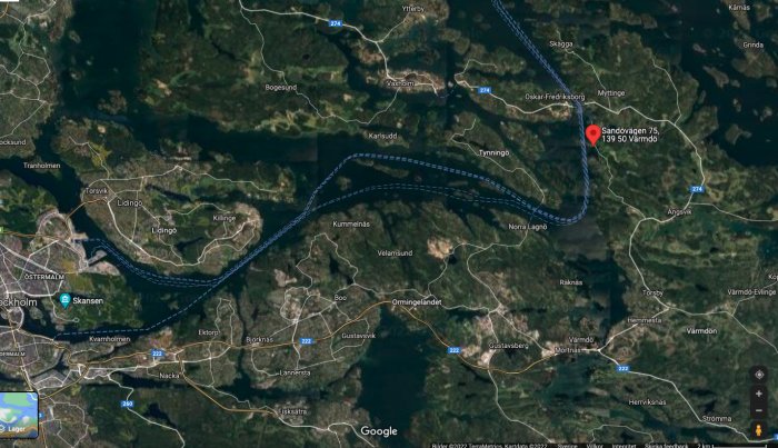 Satellitvy av tomt i Värmdö med markerad position och vägnät.