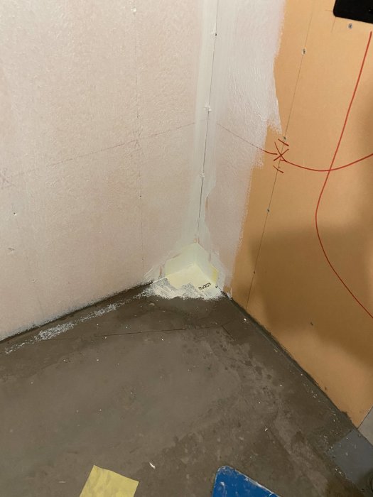 Primad hörn i byggprojekt med väggnära brunn och väggens tätskikt synlig.