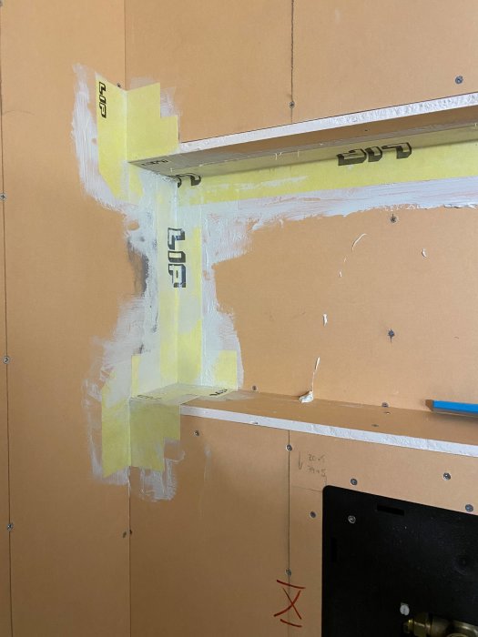 Installationsbild av väggnära brunn med primer och tejpning enligt Lip System 27 anvisningar.