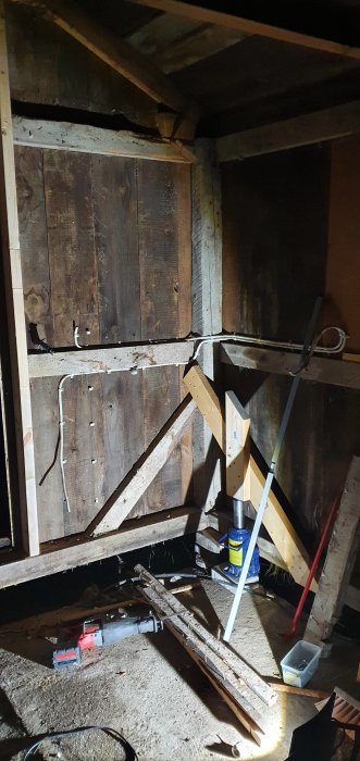 Renovering av gammalt trähus, uppstödning med pelardomkraft och reglar, synlig skadad syll.