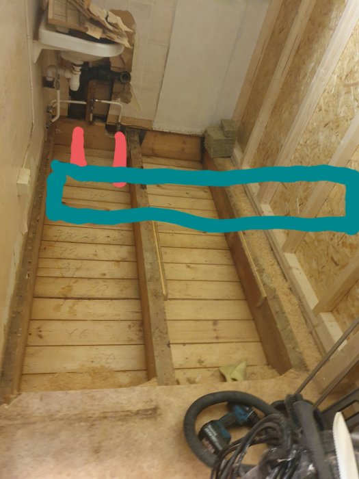 Utsågad bjälke markerad med röd färg och planerad limträbalk i turkos, i en pågående renovering av golvstomme.