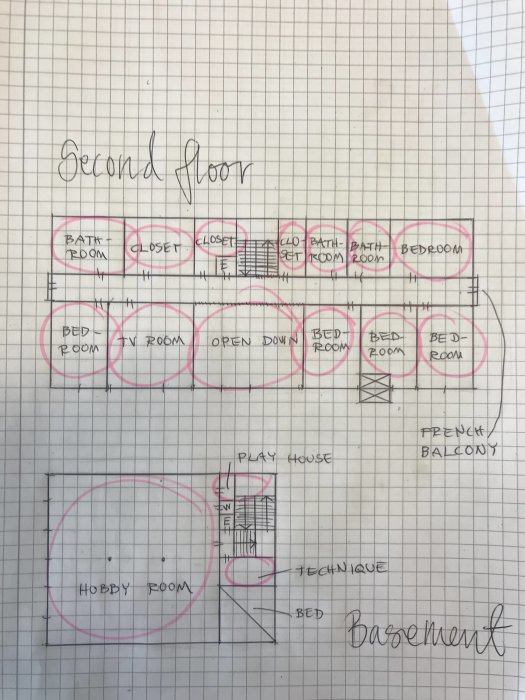 Handritad planritning av andra våningen och källaren i ett hus på rutat papper.