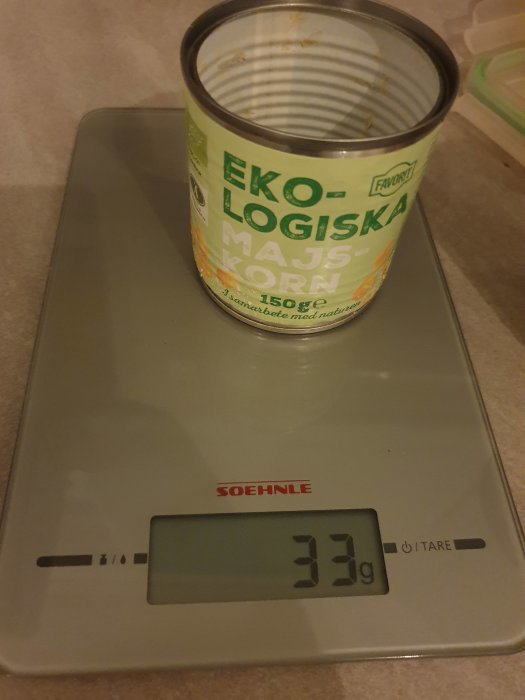 Tom konservburk på våg visar 33 gram.