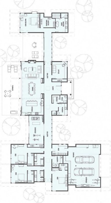 Arkitektonisk ritning av en husplanlösning som visar flera rum, möbler och bilgarage.