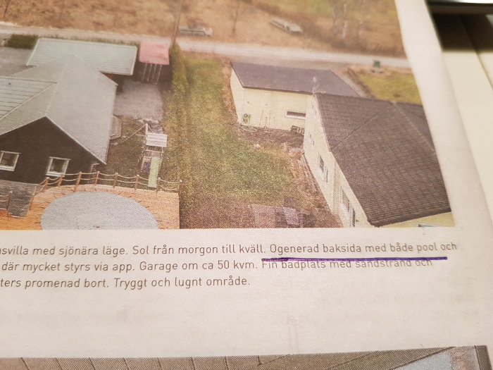 Luftvy av en fastighet med hus, garage och en ogenerad trädgård med pool.